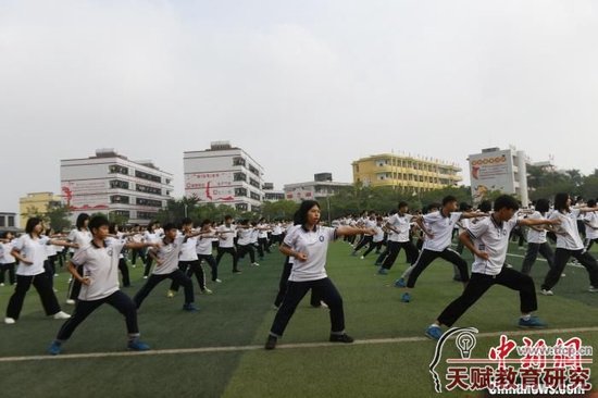 图为福绵镇第二初级中学十八路荘武术操。　蒋雪林 摄