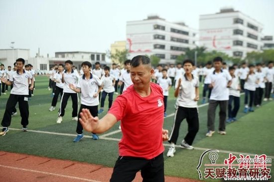 图为罗夏带领学生在练习十八路荘。　蒋雪林 摄